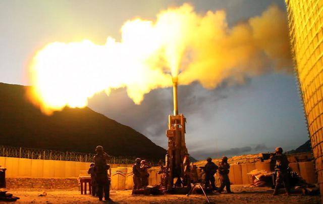 金正恩指导进行超大型火箭炮示威射击